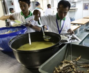 Makan Maknyuss di KRI Makassar 