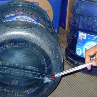 Sebuah Galon Aqua Berisi Kertas