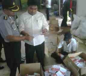 Kerja Maraton, KPU Sumenep Sortir Surat Suara