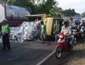 Truk Terguling, Lalin Malang Menuju Surabaya Macet 2 KM 