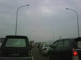 Lalu Lintas di Layang Ciputat Macet Parah, Kendaraan Antre Panjang 