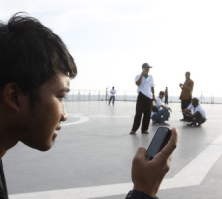 Berburu Sinyal Ponsel Hingga Ujung Geladak