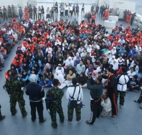 Serunya Simulasi Kebakaran di KRI Makassar 