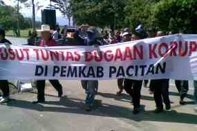 Tuntut Pemberantasan Korupsi, Belasan Warga Pacitan Berdemo