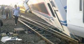 Ratusan Penumpang Menumpuk di Stasiun Gambir