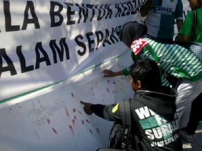 Kritisi PSSI, Bonek Cap Jempol Darah