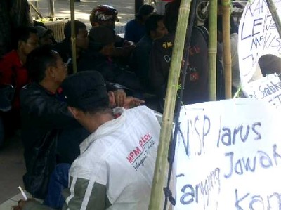 Buruh MP Demo Bank OCBC NISP