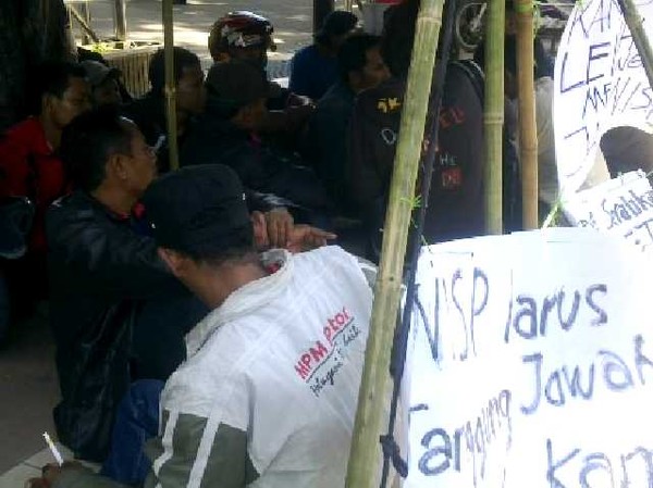 Buruh MP Demo Bank OCBC NISP