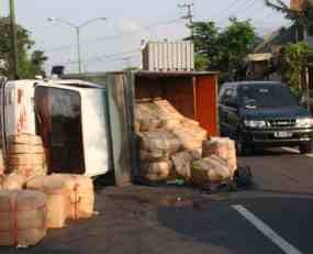 Truk Muat Apel Terguling, Lalin Malang Menuju Surabaya Macet