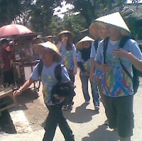 Sebarkan Perdamaian,Belasan Bule Jalan Kaki Bandung-Pangandaran