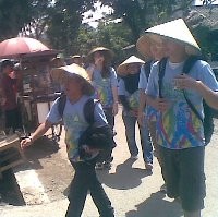 Sebarkan Perdamaian,Belasan Bule Jalan Kaki Bandung-Pangandaran