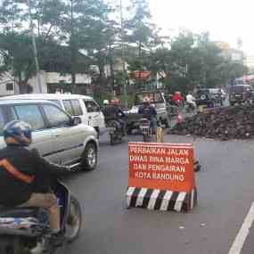 Pekerjaan Jalan di Pasteur Bikin Arus Kendaraan Mengular