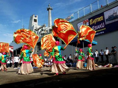 KRI Makassar Tiba di Ambon