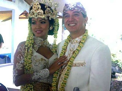 Shanty Berkebaya dengan Suami