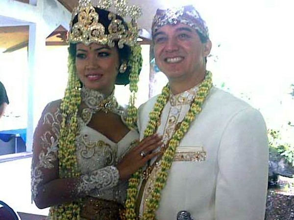 Shanty Berkebaya dengan Suami