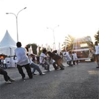 Lomba Tarik Truk Catat Rekor