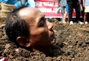 Minta Belas Kasihan Foke, 4 Orang Kubur Diri