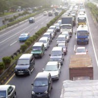 Bus Tabrak Kijang, Tol Cikampek Macet Sejak Km 18