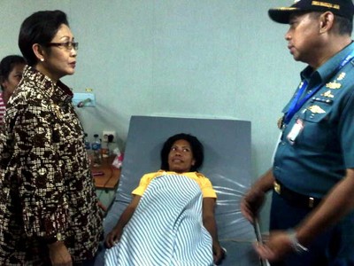 Menkes Jenguk Pasien KRI Soeharso