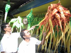 Jelang Puasa, Ketupat Raksasa Diburu di Kuta