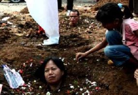 4 Warga Rawasari Tetap Bertahan Lakukan Aksi Kubur Diri