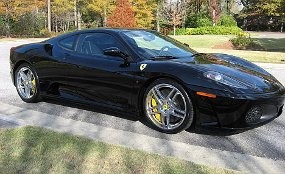 Christina Aguilera Ajak Keluarga Belanja di Showroom Ferrari