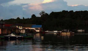 Nyanyi Sunyi Banda Naira