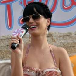 Berbikini, Katy Perry Sulap Panggung Jadi Pantai