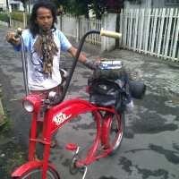 Pria Nyentrik Asal Solo Keliling Indonesia Gunakan Low Rider