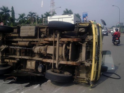 Truk Terbalik di Flyover Tanjung Barat