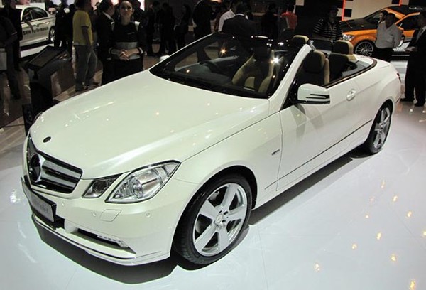 Sedan Atap Terbuka Mercy