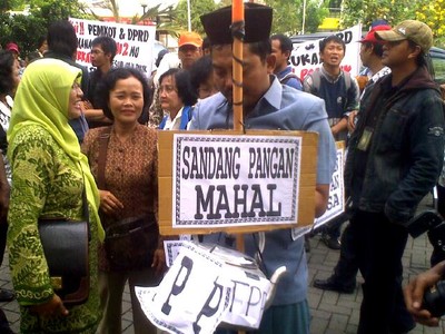 Ratusan Guru Tuntut Tunjangan