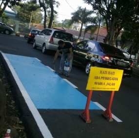 Jalur Sepeda Diwarnai dengan Cat Khusus