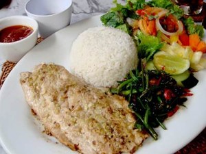 Senyum Bu Wayan Bikin Masakannya Tambah Lezat