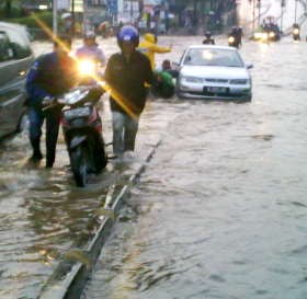 Terjebak Macet, Pemotor Bongkar Separator Busway di Warung Buncit
