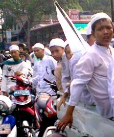 Unjuk Rasa di Sela Milad