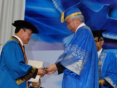 Doktor HC untuk Gubernur Riau