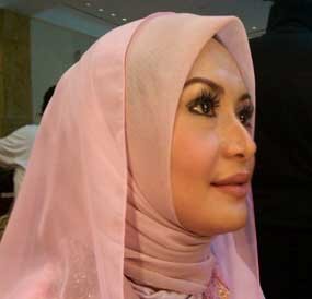 3 Bulan Berjilbab, Eddies Adelia 3 Kali Diajak Nikah