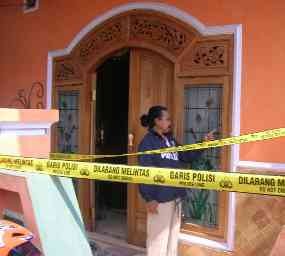 Polisi Gelar Olah TKP di Rumah Aktivis Buruh 