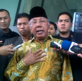Dijenguk Ketua MK, Bachtiar Chamsyah Menangis