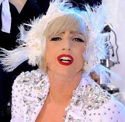Nonton Konser, Lady Gaga Pakai Celana & Baju Transparan