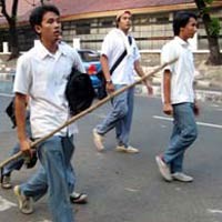 Tawuran Pelajar Terjadi di Fly Over Pasar Rebo Tawuran Pelajar Terjadi di Fly Over Pasar Rebo