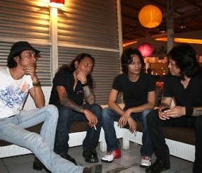 Jikun /rif: Rocker Sejati Nggak Dengerin Lagu Wali