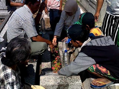 Nyekar Jelang Puasa