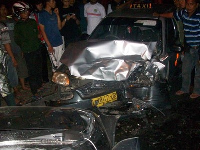 Innova Tabrak Taksi dan Motor