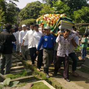 Ratusan Orang Antar Jenazah Noto ke Pemakaman