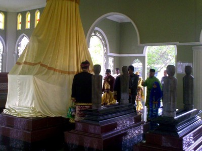 Makam Sultan Siak Ramai Peziarah