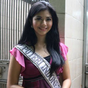 Qory Sandioriva Pakai Kostum Papua di Miss Universe 2010