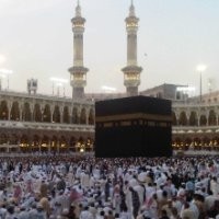 Masjidil Haram Padat, Suhu 37 Derajat, dan Pesona Jam Raksasa