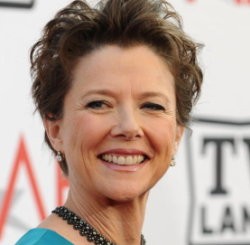 Annette Bening Dukung Sang Putri Operasi Kelamin